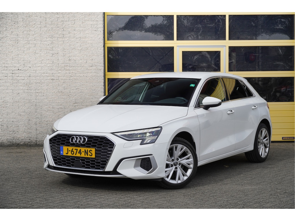 Audi A3 Sportback 30 TFSI 5drs Business Edition BJ2020 Lmv 17" | Led | Dynamische knipperlichten | Pdc | Afneembare trekhaak | App-Connect | Navi | Virtual cockpit | Climate control | Cruise control | Sportstoelen | Zwarte hemel | Extra getint glas
