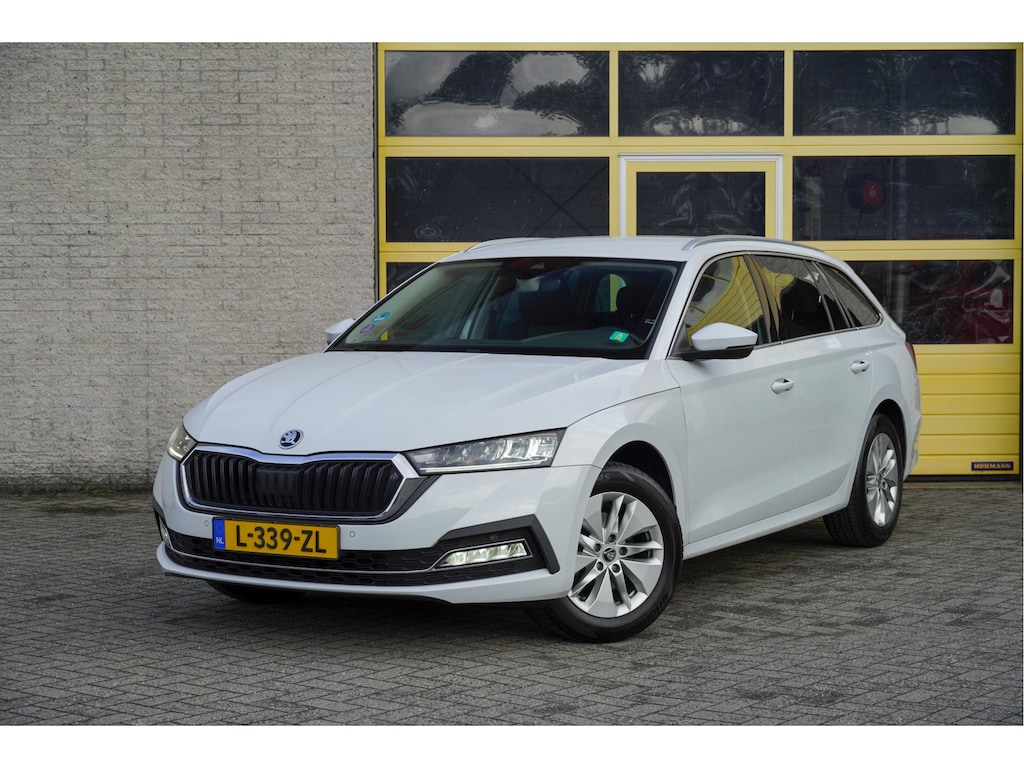 Skoda Octavia Combi 1.0 TSI Business Edition BJ2021 Lmv 16" | Led V+A | Dynamische knipperlichten | Pdc | Trekhaak | Elek. achterklep | App-Connect | Navi | Sfeerverlichting | Climate control | Cruise control | Extra getint glas