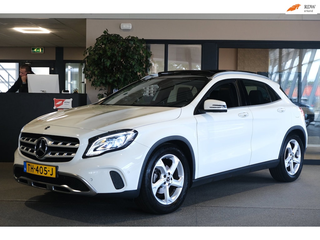 Mercedes-Benz GLA 180 Ambition Pano Trekhaak Cam PDC Navi Airco