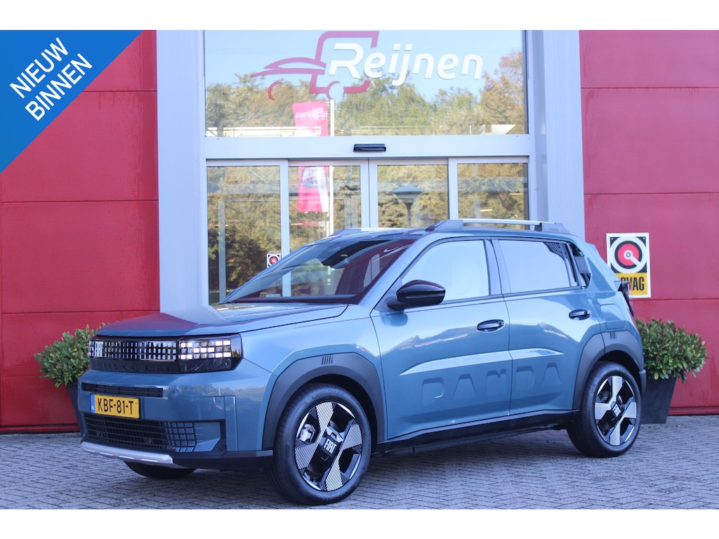 Fiat Grande Panda LA PRIMA 11 kW 44 kWh | WINTER PACK: (VERWARMBARE VOORSTOELEN, VERWARMBAAR STUURWIEL, VERWARMBARE VOORRUIT) | 17" LICHTMETALEN VELGEN "GLOSSY BLACK" | ELEKTRISCH INKLAPBARE BUITENSPIEGELS | MIDDENARMSTEUN VOOR | NAVIGATIE | DRAADLOZE TELEFOONLADER | ACHTERUITRIJ CAMERA MET DYNAMISCHE HULPLIJNEN | REGENSENSOR | CLIMATE CONTROL | DAB+ RADIO | DRAADLOZE APPLE CARPLAY/ANDROID AUTO |