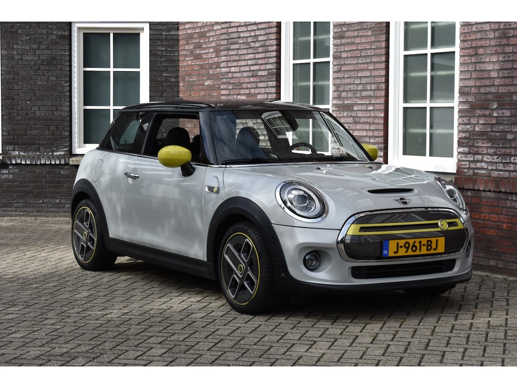 MINI Cooper Charged 33 kWh - HARMAN KARDON - Stoelverwarming SOH 99% Wij zijn op afspraak geopend! Graag bellen voor uw komst.