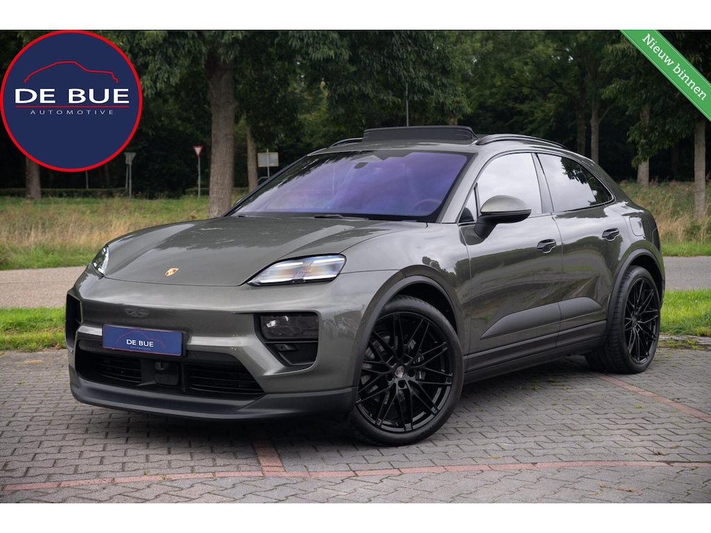 Porsche Macan 4 100 kWh|1e Eig|Org NL NAP|Achterasbesturing|Trekhaak|Panoramadak|Head Up|Chrono|Aventuringroen|Matrix|BOSE|Luchtvering|Dealer Onderhouden
