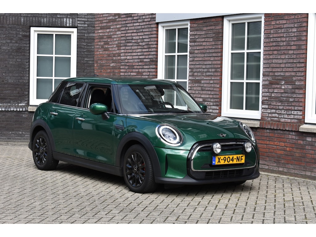 MINI Cooper 1.5 Cooper 5drs automaat Wij zijn op afspraak geopend! Graag bellen voor uw komst.