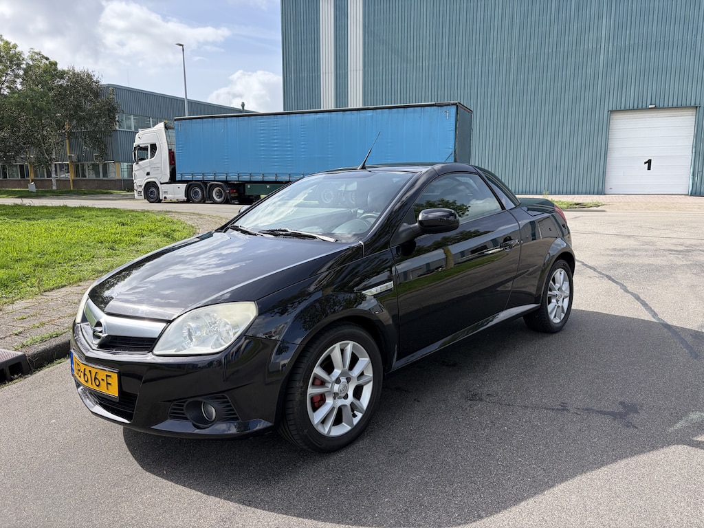 Opel Tigra TwinTop 1.4-16V Enjoy Automaat 90 PK. Leuke inruilauto voor de liefhebber !!! Net nieuwe distributieriem en waterpomp gehad !!
