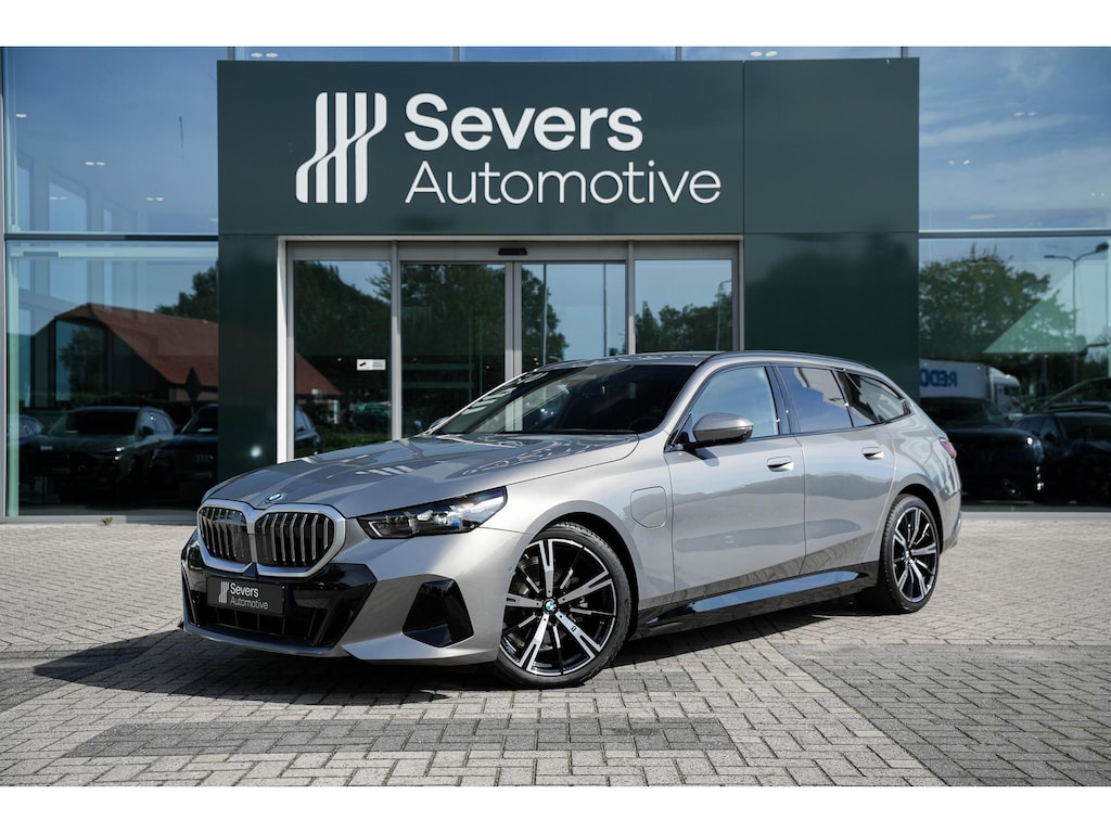 BMW 5-Serie Touring 530e M Sport | Driving Assistant Professional |  Innovation Pack | Travel Pack | Harman Kardon | Stuurwielverwarming | BMW Iconic Glow exterieurpakket |