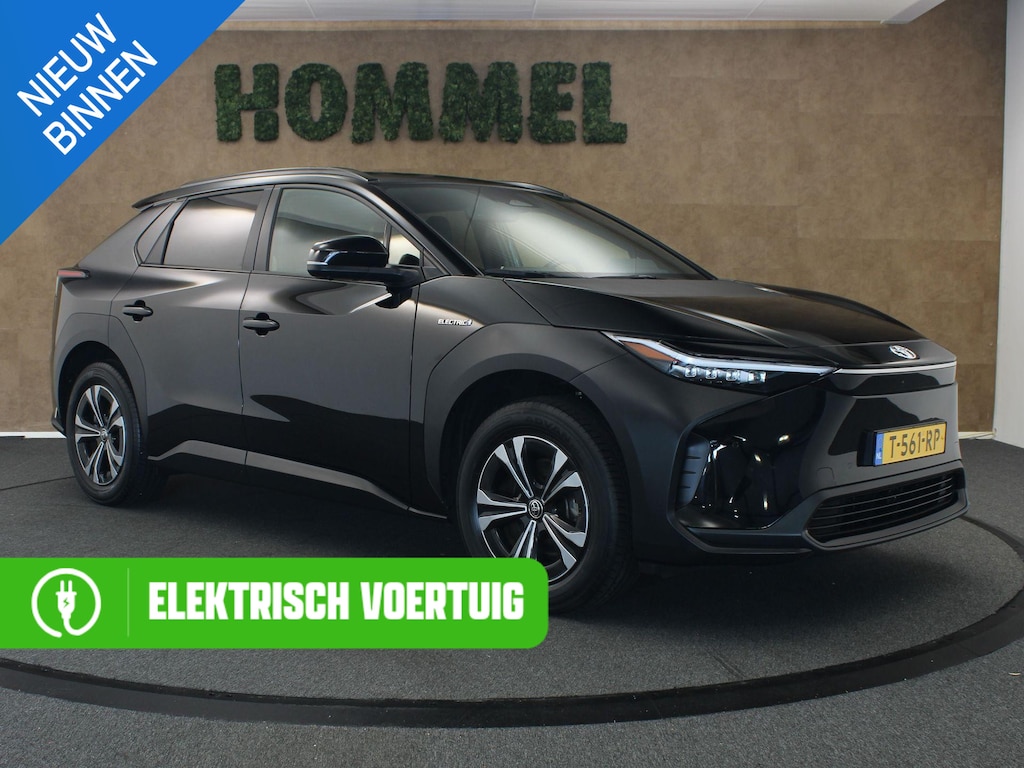 Toyota BZ4X Dynamic 71 kWh - SOH 100% !!!- ORIGINEEL NEDERLANDSE AUTO - VASTE TREKHAAK - TREKGEWICHT 750 KG - PARKEERSENSOREN VOOR/ ACHTER - 3 FASE - DRAADLOZE TELEFOONLADER - ELEKTRISCHE ACHTERKLEP - STUUR EN STOELVERWARMING - ELEKTRISCH VERSTELBARE BESTUURDERSSTOEL