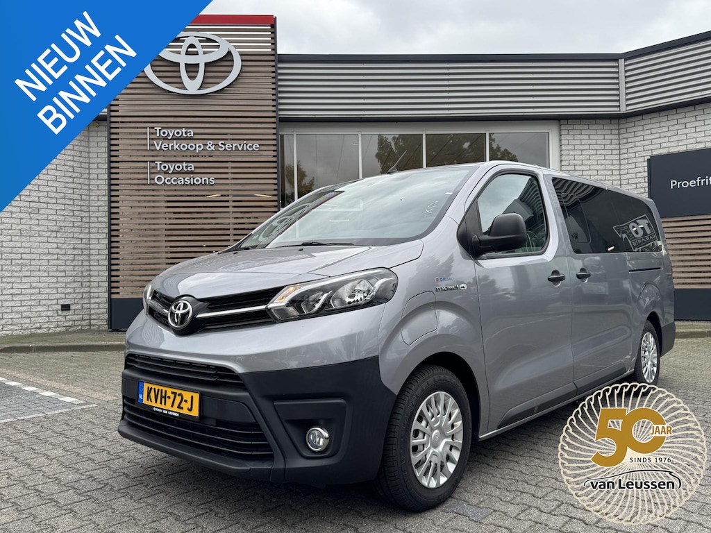 Toyota ProAce Electric LONG EXTRA RANGE DYNAMIC 75KWH 8-PERSOONS ROLSTOELAUTO VERLAAGD-INBOUW-OPRIJPLAAT 2x SCHUIFDEUR