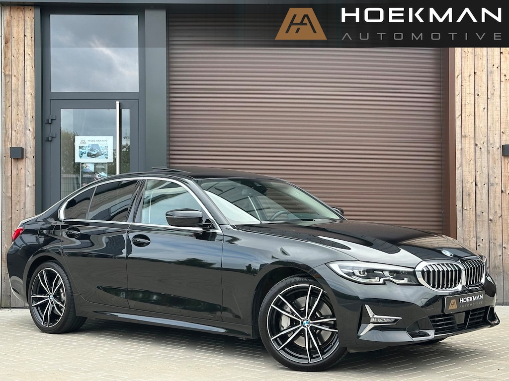 BMW 3-Serie 330i High Executive Automaat | Panoramadak, ACC, Leer, Trekhaak, Apple CarPlay, Stoelverw.- stuurverw., PDC, LED, 19"
