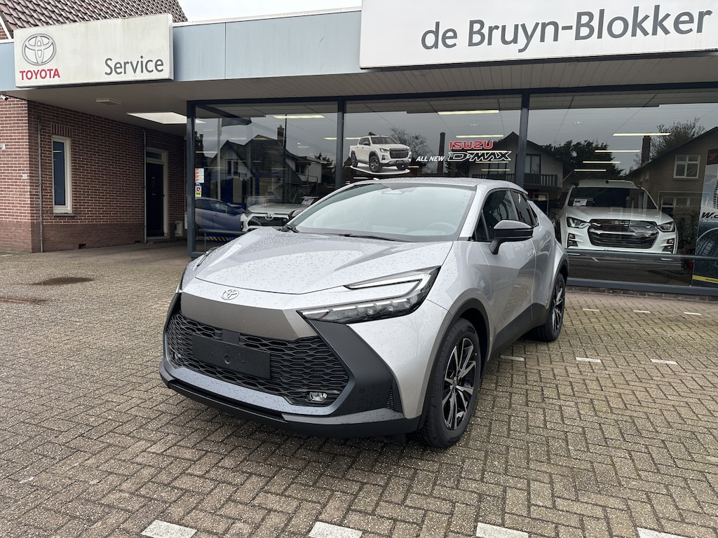 Toyota C-HR / C-HR+ 2.0 Plug-in Hybrid 220 Dynamic dodehoekdetectie / stoelverwarming / stuurwielverwarming / parkeersensoren voor + achter / Navigatie / Apple Carplay / Android Auto / parkeercamera / 10 jaar Toyota garantie / rijklaarprijs incl. Toyota Pechhulppas
