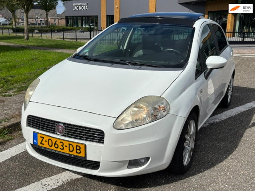 Fiat Punto Grande 1.4 Active 5-Drs Airco Electric pakket Audio LMV 16" PDC 2 x open dak ABS EBD Nieuwe Apk!