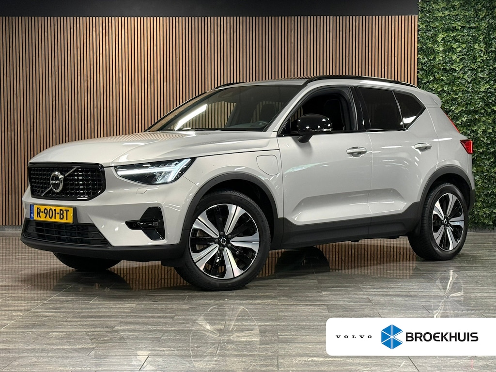 Volvo XC40 T5 Recharge Ultimate Dark | Trekhaak | Schuifdak | Harman Kardon | Parkeercamera | All Season banden | Adaptieve Cruise Control | Pilot Assist | BLIS Dode Hoek Detectie | Bestuurdersstoel elektrisch geheugen | Stoel en Stuurwielverwarming | Privacy Glass | 19 Inch | Passagiersstoel elektrisch | Microtech / alcantara bekleding met wit stiksel en bies | Zitting verlenging voorstoelen | Keyless Drive | Parkeersensoren voor+achter | Privacy Glass | Elektrisch bedienbare achterklep | Climate Control L+R | DAB Radio | Apple Carplay/Android Auto | Volvo On Call met mobiele App functie | Silver Dawn Metallic |