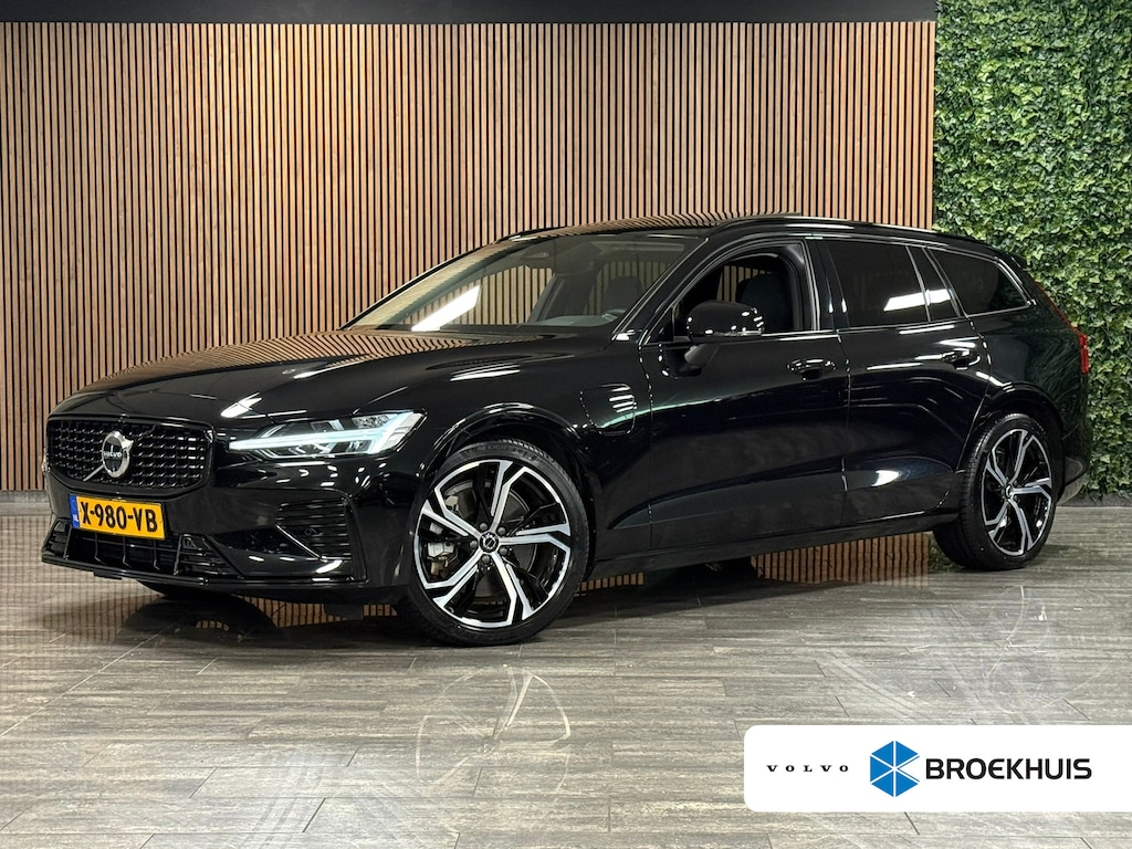 Volvo V60 T6 AWD Recharge Plus Dark | Schuifdak | Adaptieve Cruise Control | Stoelverwarming voor+achter | Stuurwielverwarming | Parkeercamera | Pilot Assist | BLIS Dode Hoek Detectie | Elektrische voorstoelen geheugen | Lederen bekleding | Zitting verlenging voorstoelen | 19 Inch | Google Infotainment | Keyless Drive | Parkeersensoren voor+achter | Privacy Glass | Elektrisch bedienbare achterklep | DAB Radio | Apple Carplay/Android Auto | Volvo On Call met mobiele App functie | Onyx Black Metallic |
