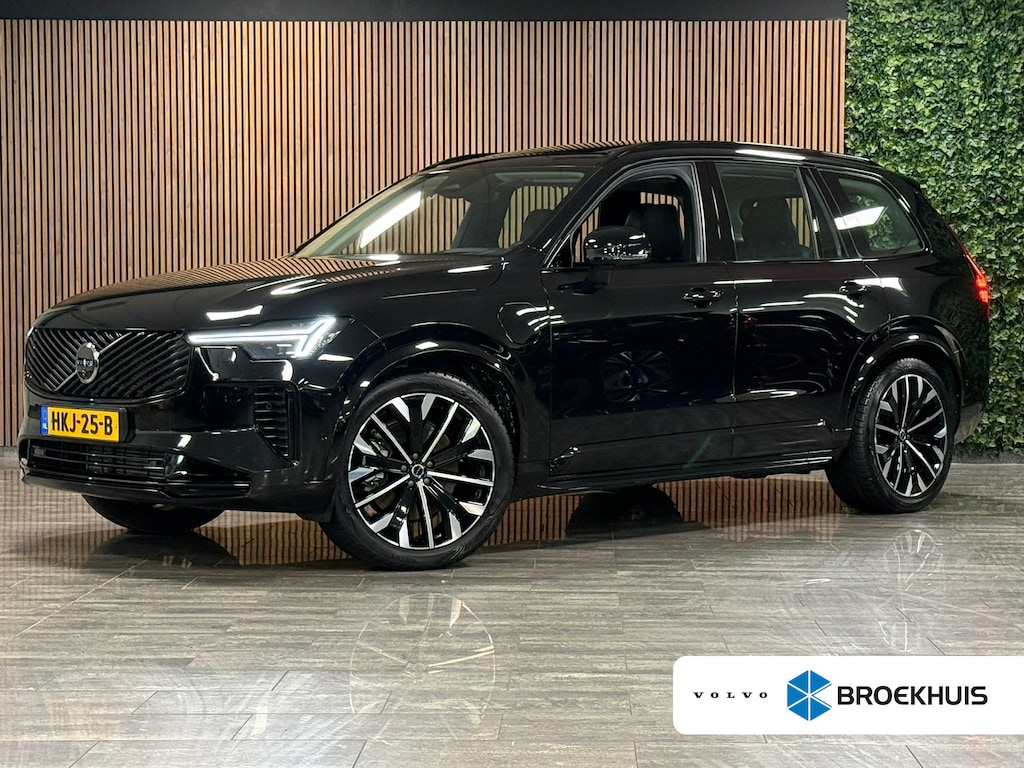 Volvo XC90 T8 AWD Recharge Ultra Dark | Full Option! | Bowers & Wilkins | Luchtvering | Stoelventilatie | Trekhaak | All Season banden | 360 Camera | Head-Up Display | Stoelmassage | 455pk | Adaptieve Cruise Control | Stoelverwarming voor+achter | Stuurwielverwarming | Schuifdak | 21 Inch | Full LED Matrix Meesturende koplampen | Gelamineerde/geluidwerende zijruiten | Pilot Assist | BLIS Dode Hoek Detectie | Alcantara hemelbekleding | Lederen handgrepen en zonnekleppen | Elektrische voorstoelen geheugen | Nappa Lederen bekleding | Zitting verlenging voorstoelen | Lederen Dashboard | Google Infotainment | Keyless Drive | Parkeersensoren voor+achter | Elektrisch bedienbare achterklep | Geïntegreerde zongordijnen achterportieren | Geïntegreerd kinderzitje achterin | Verlichte instaplijsten | 7-Persoons | 4-Zone Climate Control | DAB Radio | Apple Carplay/Android Auto | Alarm Klasse III | Draadloos telefoon opladen | Volvo On Call met mobiele App functie | Onyx Black Metallic |