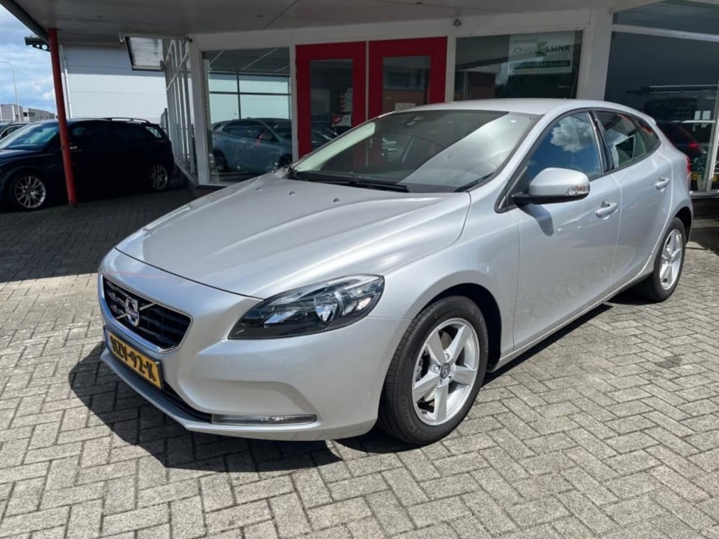 Volvo V40 2.0 T2 122PK Momentum Bluetooth  Nieuwe Distributieriem  Navi