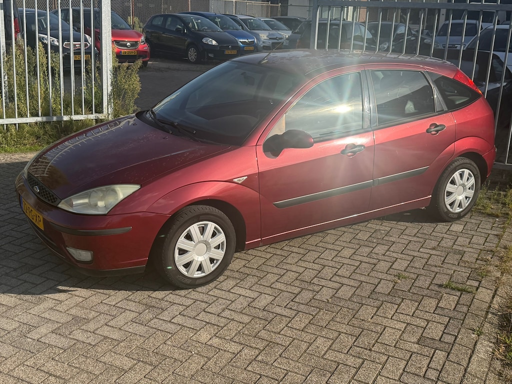 Ford Focus 1.6-16V Futura 5 deurs! Airco ECC l Navi l Trekhaak l LEER! INRUIL KOOPJE! NIEUWE APK!
