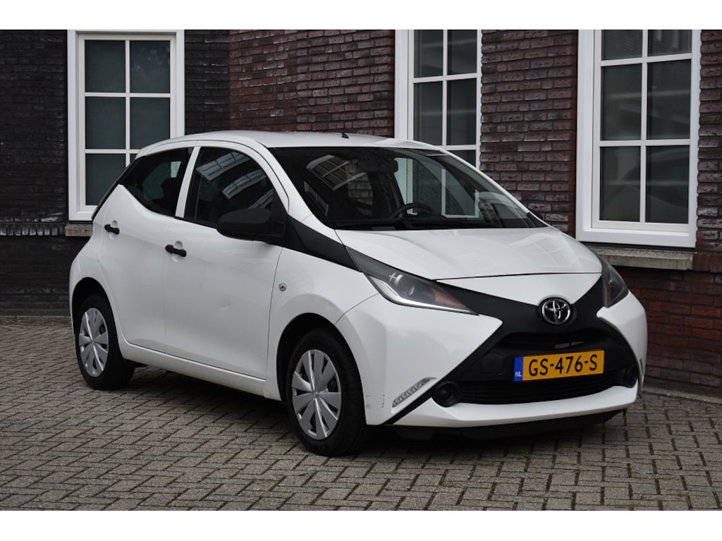 Toyota Aygo 1.0 VVT-i x-now Wij zijn op afspraak geopend! Graag bellen voor uw komst.