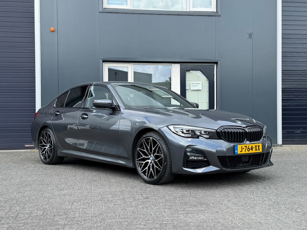 BMW 3-Serie 320d xDrive*PANO*M-Pakket*Carplay*Sfeerverlichting*Adaptive cruise*Stoelverwarming*Sportstoelen*