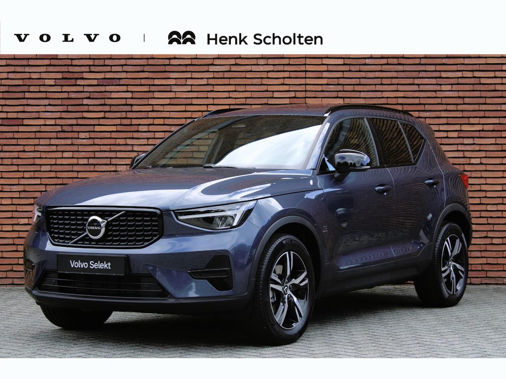 Volvo XC40 B4 Plus Dark | Trekhaak, inklapbaar | Panoramisch schuif-/ kanteldak | Stoel-/ stuurwielverwarming | Premium audio by Harman Kardon | Elektrisch verstelbare voorstoelen met geheugenfunctie | Apple carplay/Android auto | Pilot assist | 18 inch. lichtmetalen velgen | Extra getint glas | Verwarmde voorruit