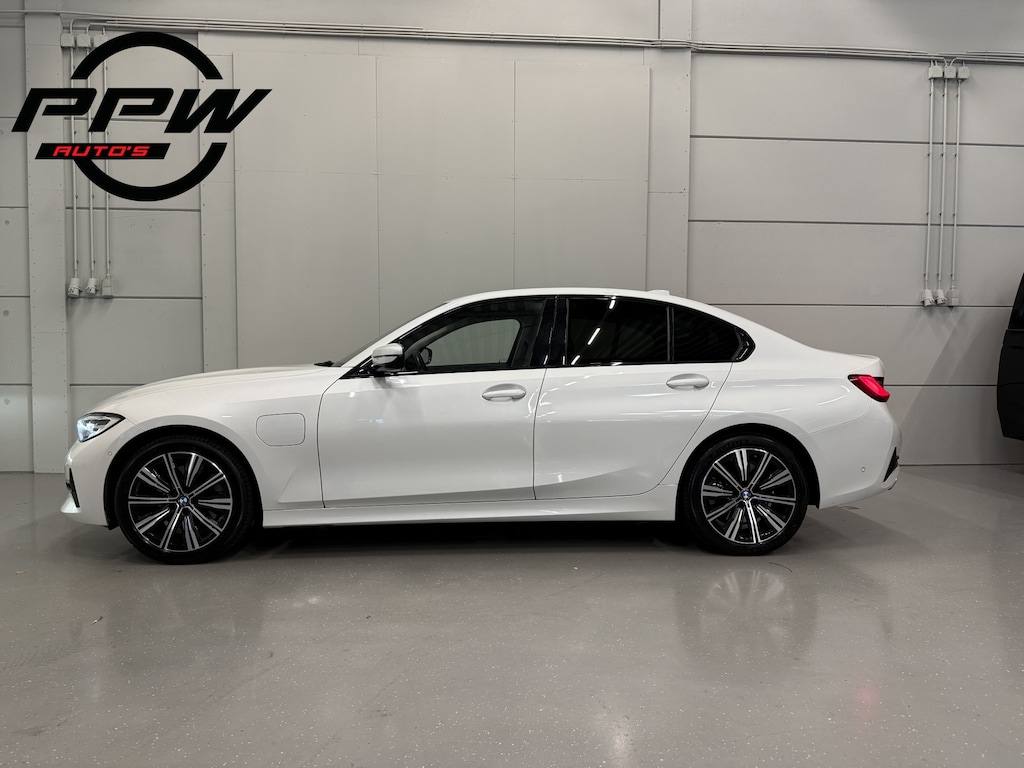BMW 3-Serie 320e Edition CAMERA/LEER-SPORT/MEMORY/LIVE COCKPIT PRO/LED/CARPLAY/SFEER/18"/PRIVACY/SHADOW-LINE/MINERALWEISS PARELMOER/NET OH BEURT GEHAD