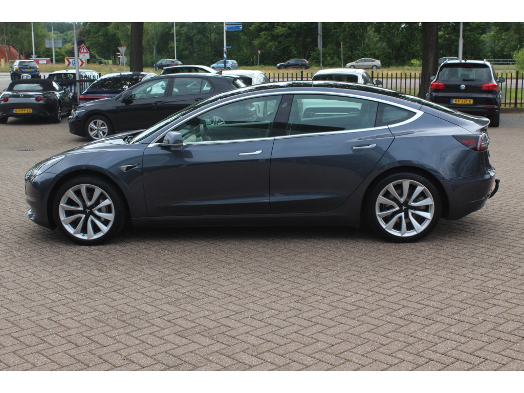 Tesla Model 3 Long Range AWD 75 kWh / Trekhaak / Autopilot / Panoramadak / Camera / Premium Audio / 18'' / Leder / Stoel+Stuurverwarming / ACC