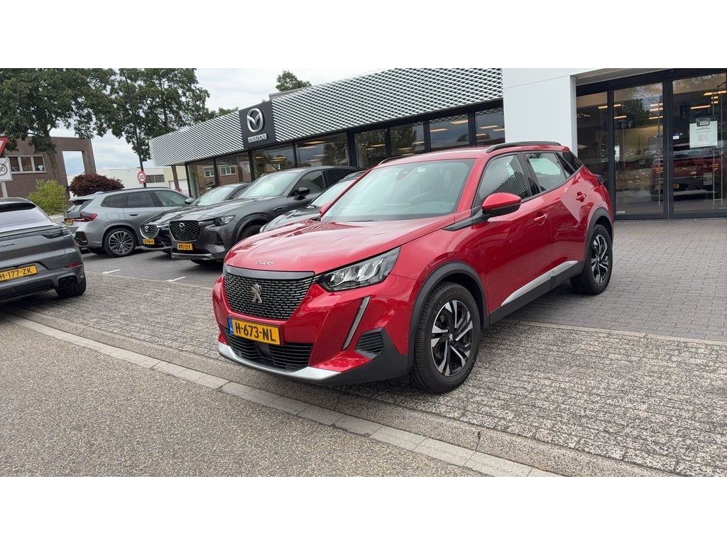 Peugeot 2008 1.2 PureTech Allure | Carplay | Trekhaak | Navigatie | Parkeersensoren | Camera | | Achterbank in delen neerklapbaar | Achteruitrijcamera | Airco (automatisch)