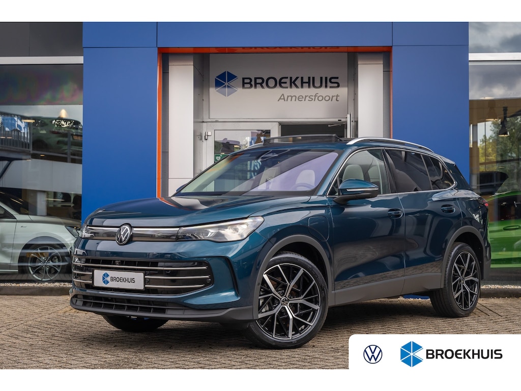 Volkswagen Tiguan 1.5 eHybrid Elegance | Elek. Trekhaak | Cruise control adaptief | Panorama dak Elek. | 20'' | 360 Camera | Stoel/Stuurverwarming | Achterklep Elek. | Apple Carplay/Android Auto | Achteruitrijcamera | Apple Carplay/Android Auto|telefoonintegratie premium | Cruise control adaptief met Stop&Go en stuurhulp