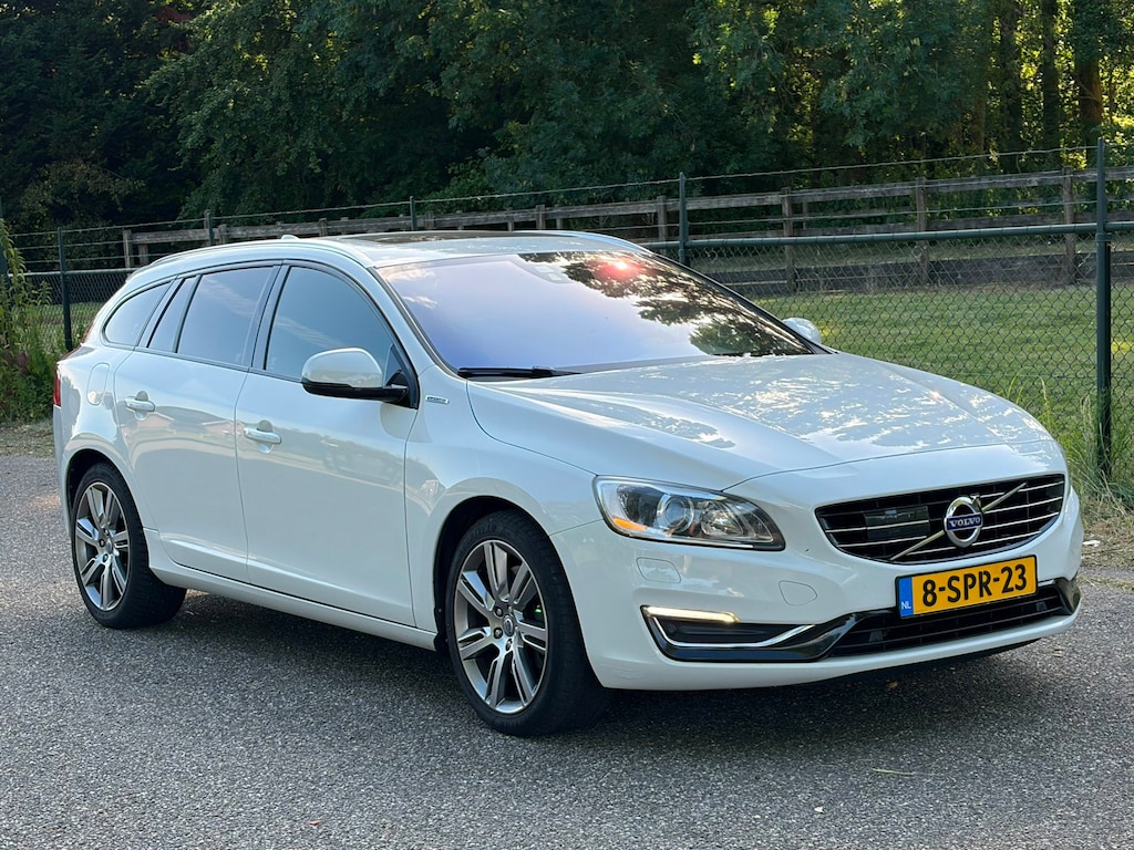 Volvo V60 2.4 D6 AWD Plug-In Hybrid Summum /Xenon/Pano/Camera/