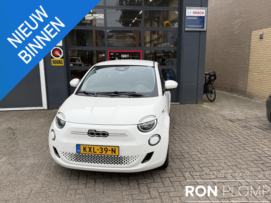 Fiat 500e RED 42 kWh / Airco clima/ Apple carplay/ Cruise/ PDC/ Camera/ LMV/ Stoel verw