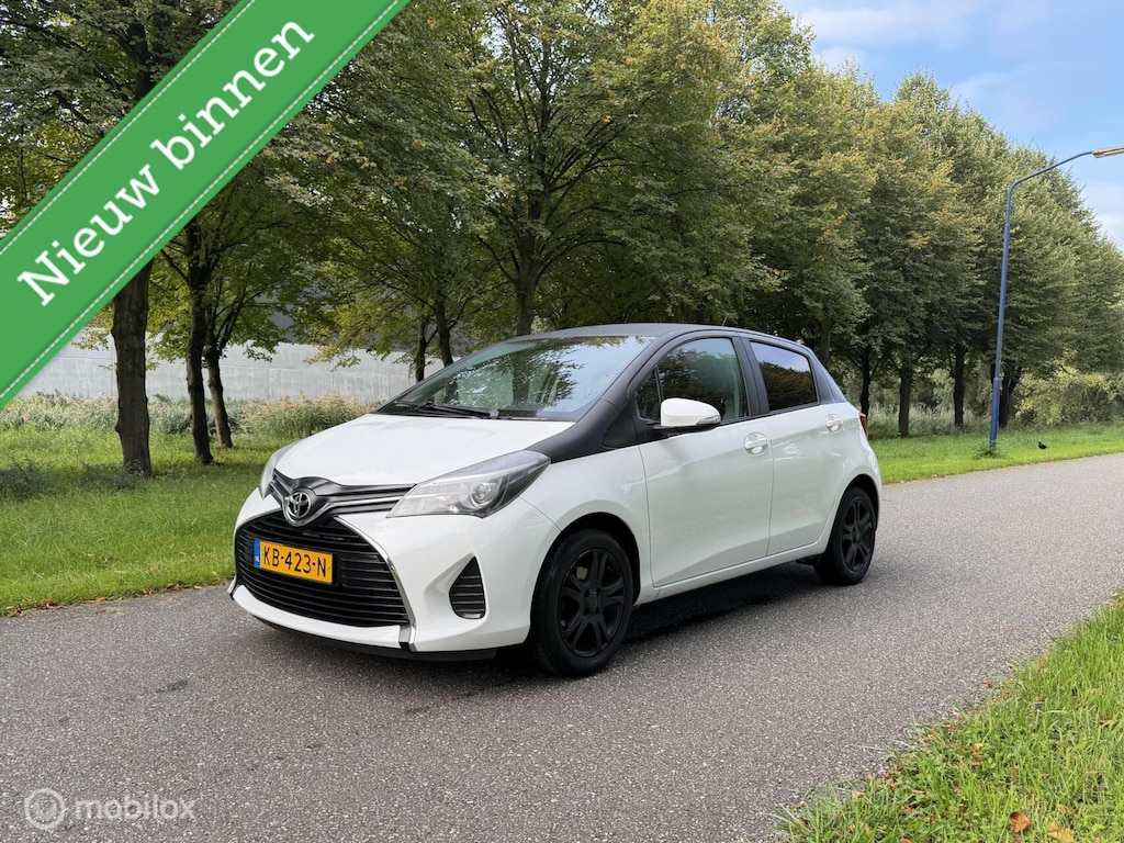 Toyota Yaris 1.0 VVT-i Aspiration Bi-Tone*SCHERM*AIRCO*NAP