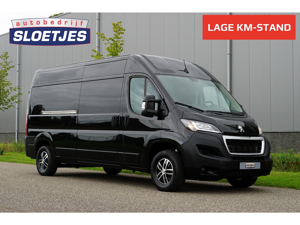 Peugeot Boxer 335 2.2 BlueHDi 140 L3H2 Asphalt in nieuwstaat |6.329 km |BPM vrij |2 stoelen en 2 airbags |Trekhaak |Camera |Cruise |Navi |Airco |Parkeersensoren |EURO6 |1e eigenaar |3500 KG