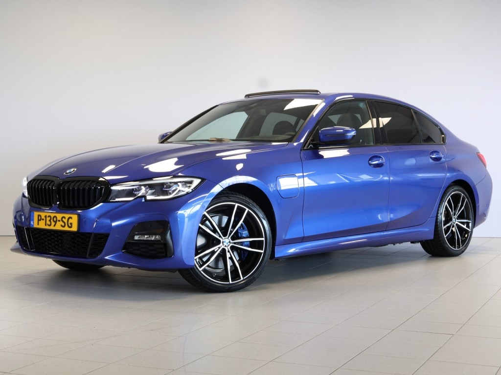 BMW 3-Serie 330e M Sport Portimao Blau Schuifdak Laserlight Head-Up Harman Kardon Adaptief M-onderstel 19 791M Memory Com