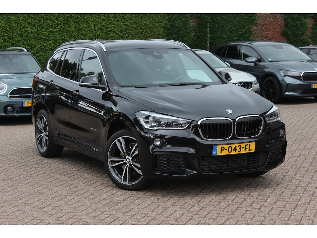 BMW X1 xDrive20i High Exe. M Sport / Trekhaak / Camera / Alcantara / Keyless / 19'' / Navigatie / Stoelverwarming / DAB / Cruise Control
