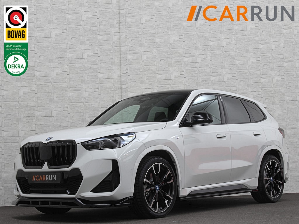 BMW iX1 30 313pk X-Drive M-Sport Performance | Adaptief Led | Sportstoelen | Keyless | 35390,= Exl. BTW | 4WD | Adaptieve Cruise en Struurwielverw. voorbereid | Antraciet Hemel | Carplay | Sfeerverlichting | 1200kg Trekgewicht | Camera | Bovag Garantie.