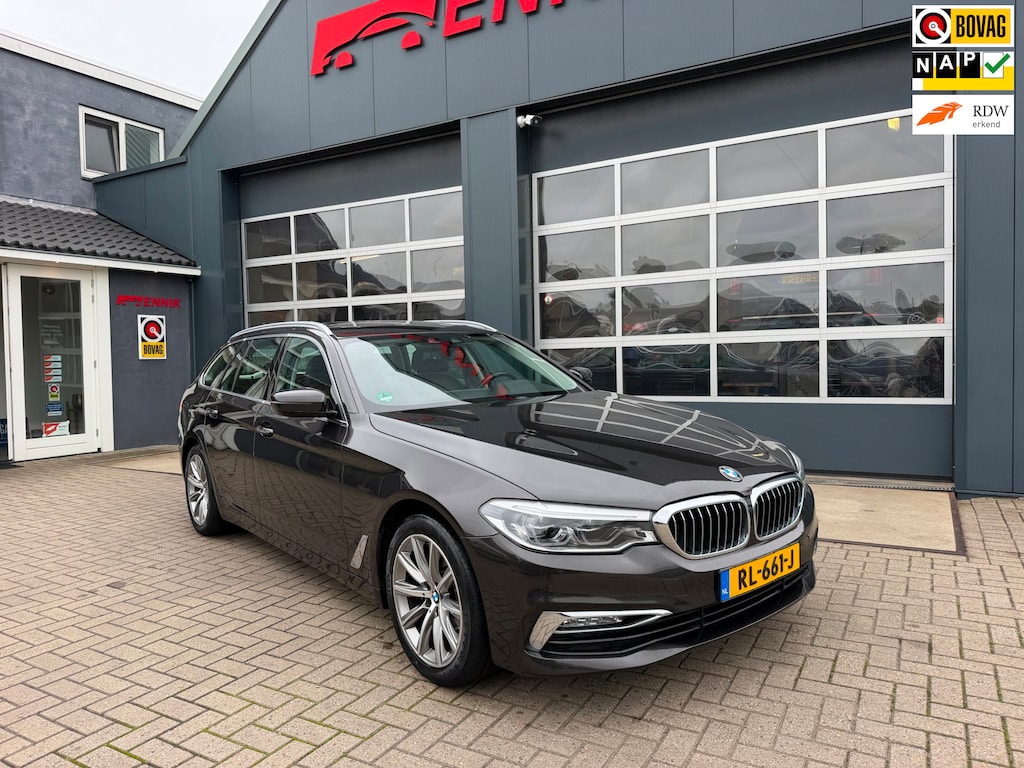 BMW 5-Serie Touring 520d High Executive / Pano / Smartkey / Standverw. / Leder .