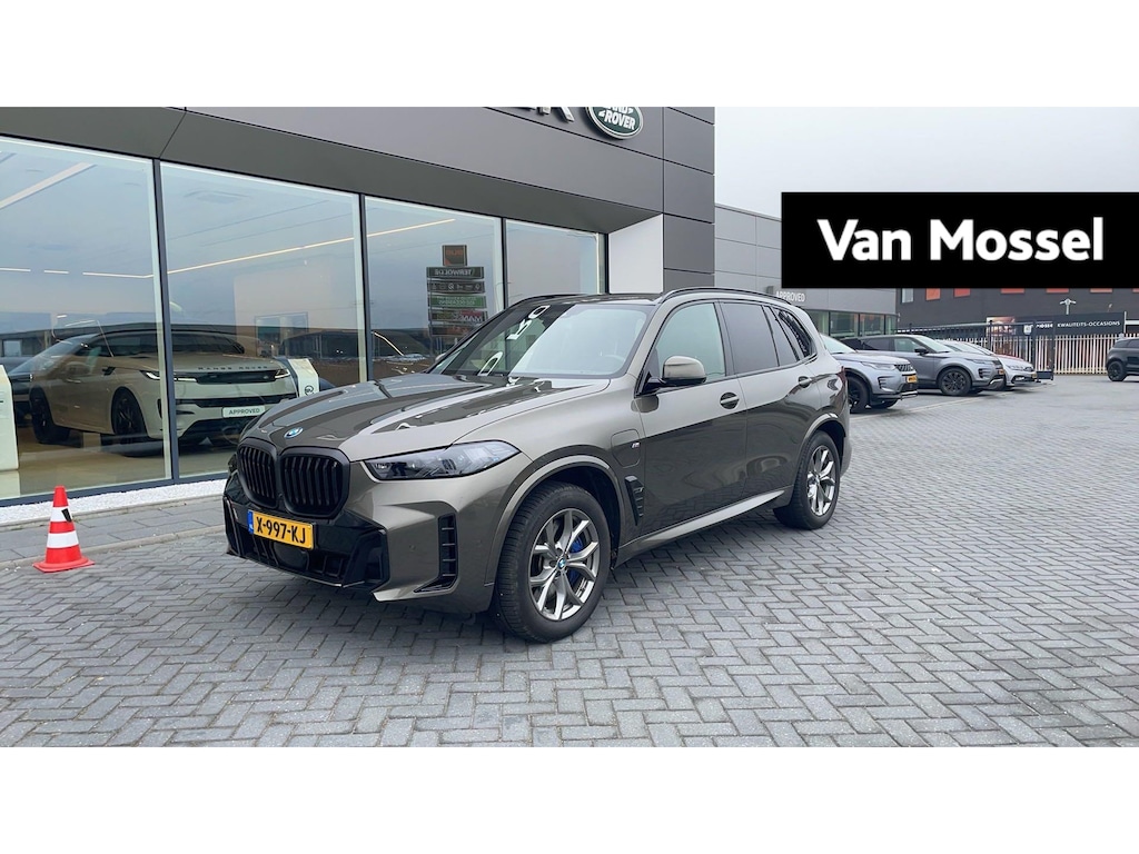 BMW X5 xDrive50e Launch Edition VERWACHT!!BTW AUTO | PANORAMADAK | LUCHTVERING | HARMAN KARDON | STOELKOELING & VERWARMING | CARBON PAKKET | ALCANTARA HEMEL | TREKHAAK | MEMORY | HEAD-UP | ADAPTIEVE CRUISE | LEDER | CAMERA | 12 MAANDEN BOVAG GARANTIE |