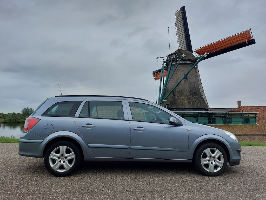 Opel Astra Wagon 1.6 Essentia. AIRCO, CRUISE CONTROLE, TREKAHAAK, DAKDRAGERS!