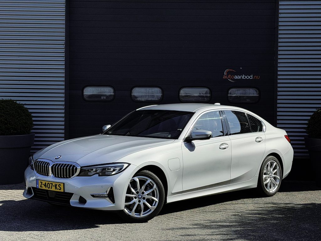 BMW 3-Serie 330e High Executive | Camera | Navigatie | Memory Stoelen | Lederen Bekleding | Stoelverwarming |