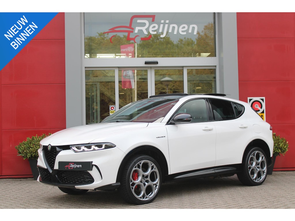 Alfa Romeo Tonale 1.3T 280PK PHEV VELOCE | PANORAMISCH SCHUIF/KANTEL DAK | PREMIUM PACK: LEDEREN BEKLEDING/GEVENTILEERDE VOORSTOELEN/4-VOUDIG ELEKTRISCH VERSTELBARE LENDESTEUN VOORSTOELEN/HOOGGLANS ZWARTE RAAMOMLIJSTING/AMBIENT LIGHTING | TECHNOLOGY PACK: PARKEERWAARSCHUWING VOOR EN ACHTER/ACHTERUITRIJ CAMERA/AUTONOMOUS DRIVING LEVEL 2: ADAPTIVE CRUISE CONTROL/LANE CENTERING ASSIST/TRAFFIC JAM ASSIST/AUTOMATISCH DIMMENDE BUITENSPIEGELS | WINTERPACK: STOELVERWARMING VOOR/STUURVERWARMING/VERWARMBARE RUITENSPROEIERS | HARMAN KARDON SOUND SYSTEM | 20" LICHTMETALEN VELGEN "GRAPHITE GREY" | DRAADLOZE TELEFOONLADER | NAVIGATIE | DRAADLOZE APPLE CARPLAY/ANDROID AUTO | FULL LED MATRIX KOPLAMPEN |