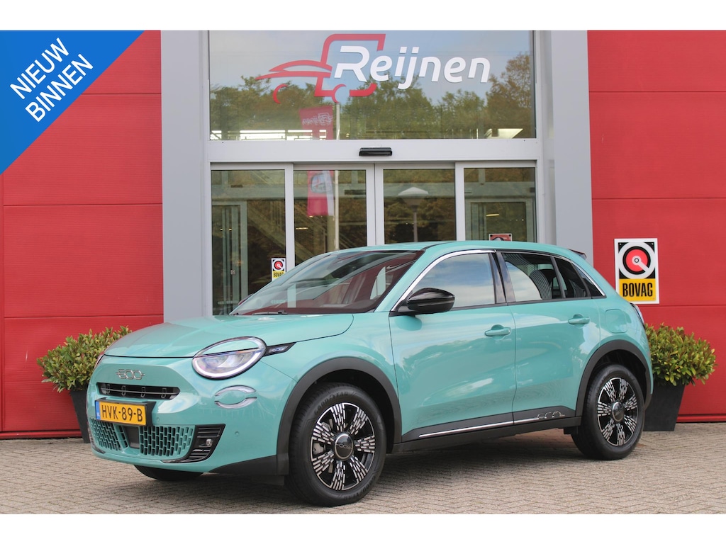 Fiat 600 1.2 110PK Hybrid AUTOMAAT POP | WINTER PACK: VERWAMBARE VOORSTOELEN/VERWARMBARE VOORRUIT | PACK COMFORT: ACHTERUITRIJCAMERA MET DYNAMISCHE HULPLIJNEN/AUDIOSYSTEEM MET 6 SPEAKERS/DRAADLOOS LADEN/KEYLESS ENTRY/NAVIGATIE/PARKEERSENSOREN VOOR EN ACHTER/VERKEERSBORDINFORMATIE | PACK STYLE: 17" LICHTMETALEN VELGEN/HOOGGLANS ZWARTE SPIEGELKAPPEN/VERCHROME OMLIJSTING/LED RICHTINGAANWIJZERS/LED MISTLAMPEN/DASHBOARD IN CARROSSERIEKLEUR | DRAADLOZE APPLE CARPLAY/ANDROID AUTO |