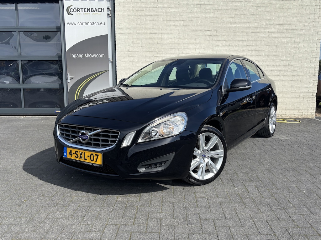 Volvo S60 1.6 T3 Momentum | Trekhaak | Cruise control | Metallic | Leder |