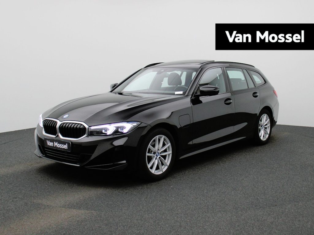 BMW 3-Serie Touring 320e | PANORAMADAK | APPLE CARPLAY - ANDROID AUTO | NAVIGATIE | LED VERLICHTING | LICHTMETALEN VELGEN | PARKEERSENSOREN | DAB RADIO | BLUETOOTH |