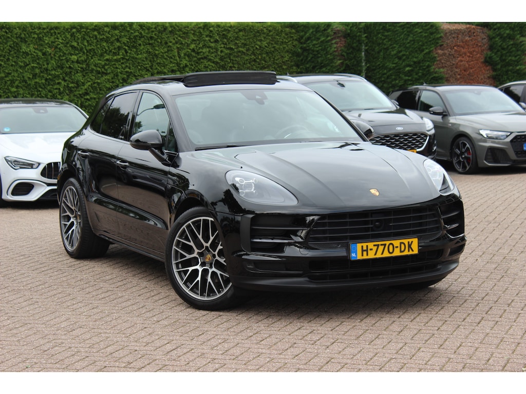 Porsche Macan 2.0 / Trekhaak / Panoramadak / Camera / Adaptieve Stoelen / Luchtvering / 21'' / Bose / Sportchrono / CarPlay / Dodehoek / DAB / ACC