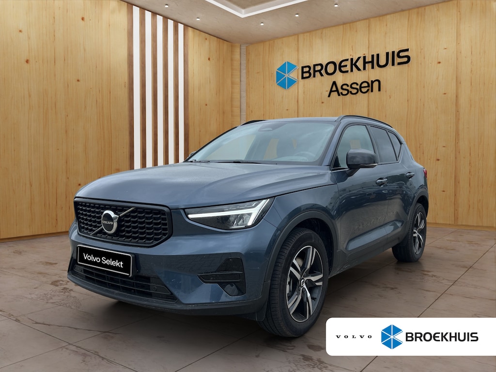 Volvo XC40 2.0 B4 Plus Dark | Trekhaak | BLIS | Harman Kardon | Camera | Stoel + Stuur Verwarming | Keyless Start / Entry |