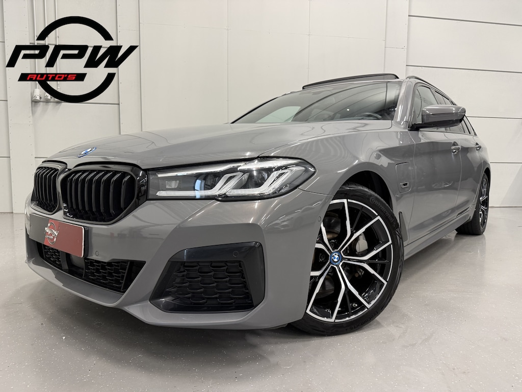BMW 5-Serie Touring 530e xDrive M-Sport BERNINAGRAU/PANO/HEAD-UP/H&K/LEER-SPORT/MEMORY/ACC/SFEER/LED/DONKERE-HEMEL/19" M-SPORT/SHADOW-LINE/VOLLEDIG BMW DEALER HISTORIE