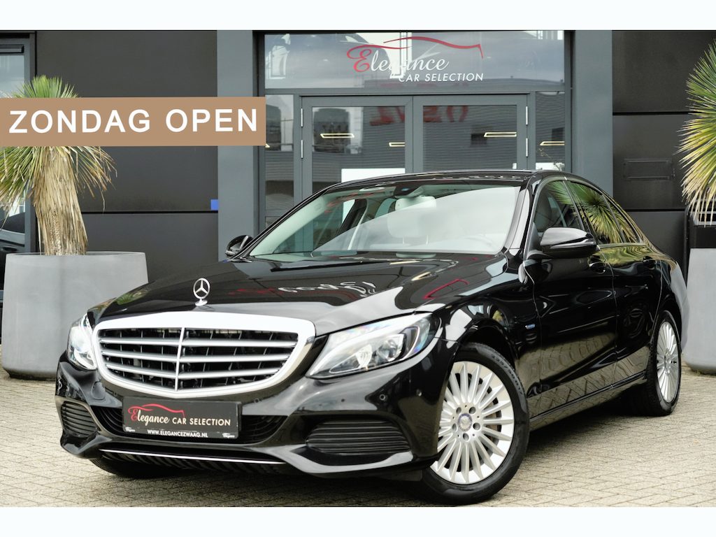 Mercedes-Benz C-klasse 350 e Lease Edition | 279PK | Navi | Trekhaak | AIRMATIC | Camera | Mercedes-Benz C-Klasse 350 e Lease Edition 279 PK Plug-in Hybrid met 2.0 viercilinder, navigatie, afneembare trekhaak, AIRMATIC luchtvering, achteruitrijcamera, stoelverwarming, 17-inch licht