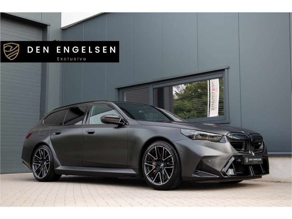 BMW M5 Touring 727PK | Keramische | NL Auto | BTW | M Drivers Package | ACC | Bowers & Wilkins | Lane & Side Assist | 360 Camera | Carbon | Led | E.TH 2000kg | Panoramadak | Fabrieksgarantie 2028 | BMW Individual Frozen Deep Grey Metallic |  Driving Assistant Professional | Memory | Led | Ventilatie + Stuurverwarming | Stoelverwarming 4X | Iconic Gl