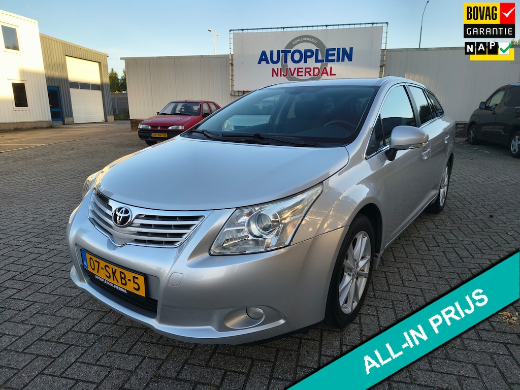 Toyota Avensis Wagon 2.0 VVTi Business in Nederland nieuw geleverde auto met trekhaak,navigatie,cruise controle en camera.