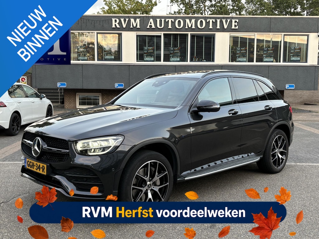 Mercedes-Benz GLC 300e 4MATIC Premium Plus VAN: € 43.900- VOOR: € 39.877,- UW HERFSTVOORDEEL: € 4.023,-| PANO| ELEKTRISCHE STOELEN MET MEMORY| ADAPTIVE CRUISE CONTROL| ELEK. TREKHAAK| SFEERVERLICHTING| ELEKTRISCHE ACHTERKLEP| 360 CAMERA| CARPLAY| | COMPLETE UITVOERING!|