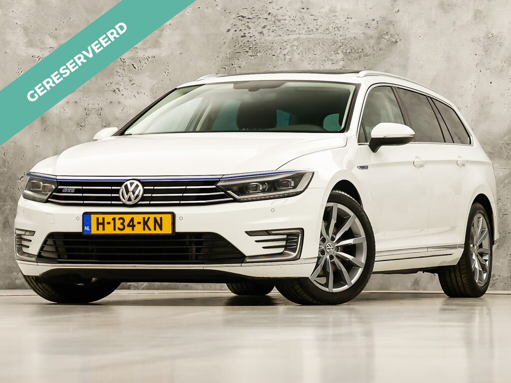 Volkswagen Passat Variant 1.4 TSI GTE HighLine Sport Automaat (PANORAMADAK, APPLE CARPLAY, SOH 77,9%, GROOT NAVI, CAMERA, TREKHAAK, KEYLESS, SPORTSTOELEN, STOELVERWARMING, GETINT GLAS, NIEUWSTAAT)