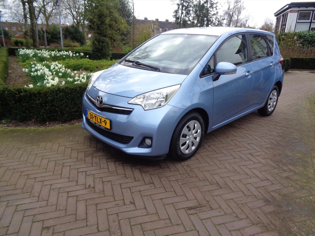 Toyota Verso-S 1.3 VVT-i 99pk CVT Dynamic bij Toyota specialist !